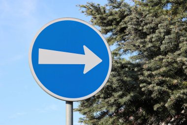 Trafik işaretleri seyahat yönünü belirtir