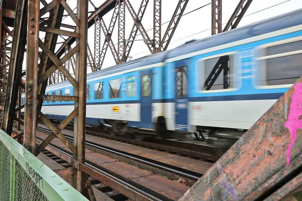 Trem Passageiros Passa Por Uma Ponte Ferroviária — Fotografia de Stock
