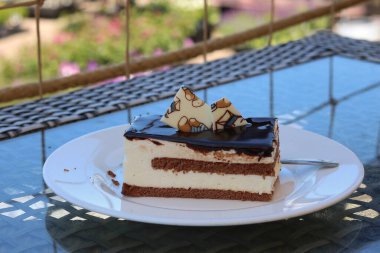 Bahçe restoranındaki masada çocuklar için süzme peynirli ve kremalı tatlı.