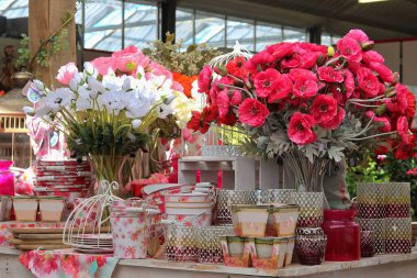 Suni çiçekler ve diğer dcor eşyalar bahçe atölyesinde pembe ve beyaz