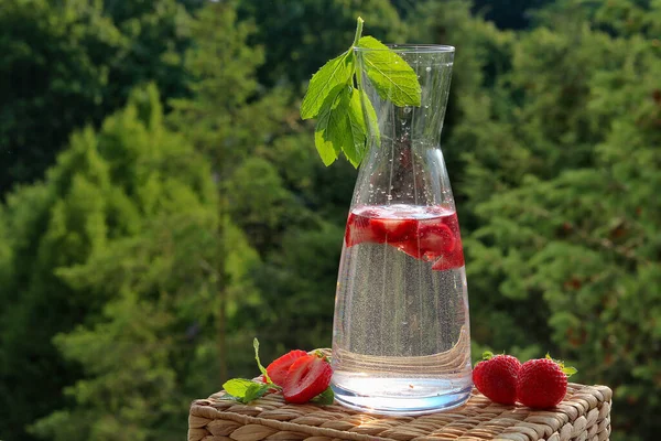 Hausgemachte Erdbeer Limonade Mit Minze — Stockfoto