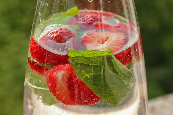 Detalhe Uma Bebida Água Com Morangos Hortelã Copo — Fotografia de Stock