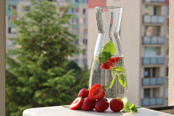 街のテラスの外のガラス瓶にミントとイチゴの夏の飲み物 — ストック写真