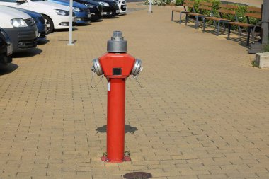 Şehirdeki bir otoparkta yangın musluğu.