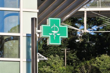 Üzerinde eczane etiketi olan bir pankart.