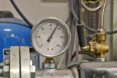 Kazan dairesinde ısıtma için su ısısı ölçer.