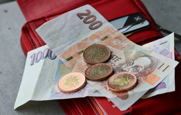 赤い財布 チェコの王冠 コインに置かれたお金 ストック写真