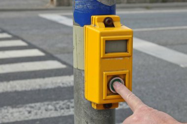 Yayaların parmağı yaya geçidinde düğmeye basıyor.