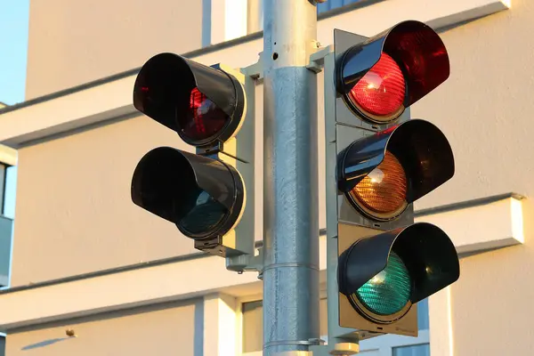 交差点の車のための歩行者そして交通ライトのための交通ライト ストック画像