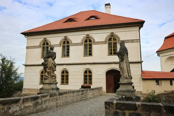 捷克共和国瓦尔德琴城堡的古典主义住宅位于波希米亚天堂区 是该地区最古老的城堡 座落在砂岩岩石上 是一个受欢迎的旅游目的地 — 图库照片