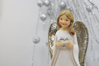 Bir meleğin elinde bir kalp tuttuğu ve mesaj atacağı bir yer olan Noel kartı.