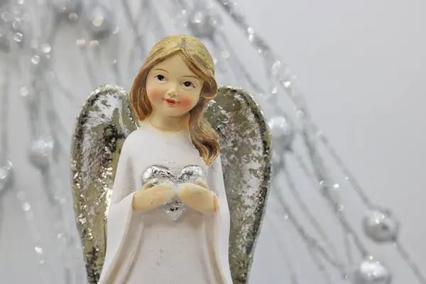 ハートを握る天使とクリスマスカード ロイヤリティフリーのストック写真
