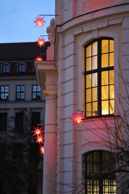 Advent sırasında Dresden şehrindeki tarihi binalardan birinin dekorasyonu için parlak noktalar.