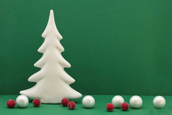 テキストのための場所が付いている緑の背景のクリスマス ツリーの装飾そして球が付いているクリスマス カード ストックフォト