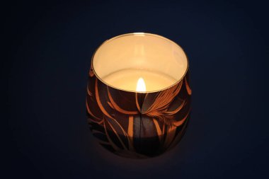 Dekoratif camda yanan mum