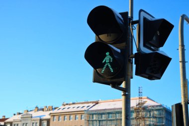 Yeşil çöp adam sembollü yaya trafik lambası, kış şehri ortamı