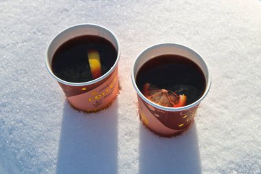 Karda iki bardak sıcak şarap, kış yürüyüşünde güzel bir ısınma.