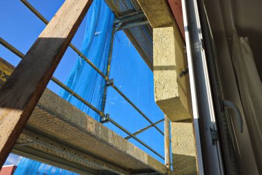 Bir panelin yeniden canlandırılmasının bir parçası olarak bir binanın termal yalıtımı