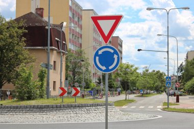 Kavşağın önündeki yol işaretleri. Yol ve yön verin.