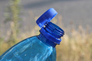 Plastik bir maden suyu şişesine yakın plan.