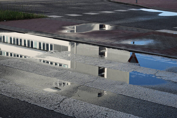 Улица после дождя, лужи на пешеходных переходах