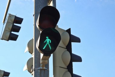 Yeşil figürlü yaya trafik ışığı. Bu da gidebilirsiniz demek.