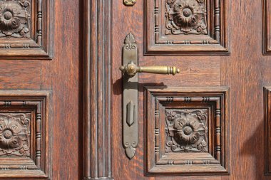Tarihi kapının süslemeli sapının ayrıntıları.