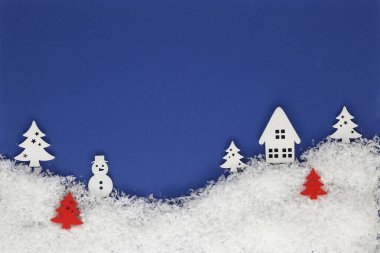 Yazlık, ağaçlar ve kardan adam ile karlı kış manzaralı yaratıcı bir Noel kartı.