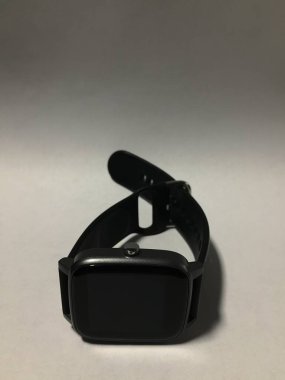 Beyaz arka plandaki akıllı saat, siyah bantlı erkek ve kadınlar için akıllı saat modelinin makro çekimi