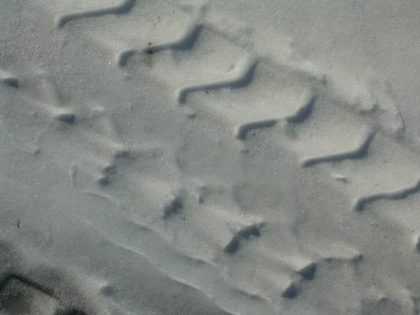 Karla Kaplı Lastik Izi Yakın Plan Lastiğin Dokusu — Stok fotoğraf