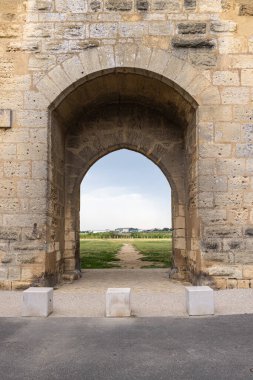 Aigues-Mortes, Gard, Occitania, France. Gate in the old city walls of Aigues-Mortes.