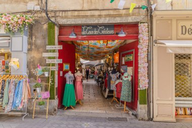 L'Isle-sur-la-Sorgue, Avignon, Vaucluse, Provence-Alpes-Cote d'Azur, France. July 6, 2022. Small shops in L'Isle-sur-la-Sorgue.