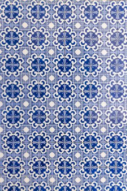 Avrupa, Portekiz, Porto, Vila Nova de Gaia. Portekiz 'de bir binayı dekore eden geleneksel el yapımı azulejos seramik fayanslar.