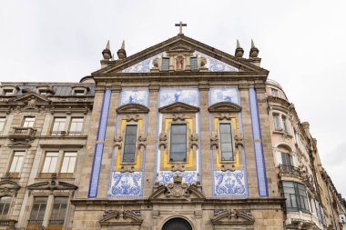 Avrupa, Portekiz, Porto Porto 'daki eski bir binanın ön cephesi..