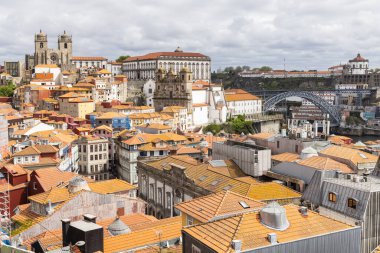 Avrupa, Portekiz, Porto. Porto Katedrali ve geleneksel fayans çatıları..