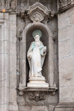 Avrupa, Portekiz, Porto. Porto 'daki barok Igreja do Carmo Kilisesi' ndeki bir azizin heykeli..