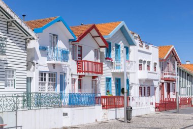 Avrupa, Portekiz, Aveiro, Costa Nova do Prado. Costa Nova do Prado 'da parlak boyalı sahil evleri.