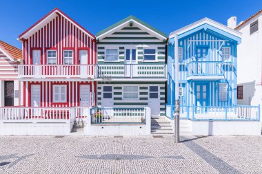 Avrupa, Portekiz, Aveiro, Costa Nova do Prado. Costa Nova do Prado 'da parlak boyalı sahil evleri.