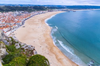 Avrupa, Portekiz, Nazare. Nazare, Praia de Nazare, ünlü bir sörf merkezi..