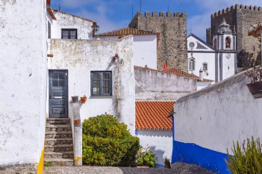 Avrupa, Portekiz, Obidos. Obidos 'taki evlerin arkasındaki kale duvarı.