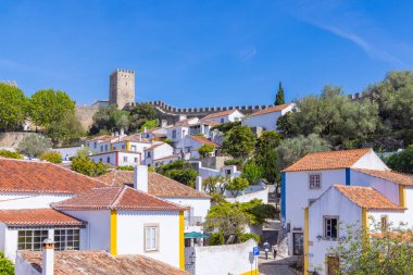Avrupa, Portekiz, Obidos. Obidos 'taki evlerin arkasındaki kale duvarı.