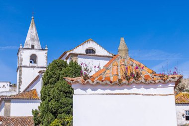 Avrupa, Portekiz, Obidos. Obidos 'ta küçük kilise kulesi ve evler.