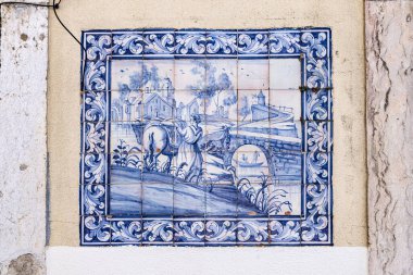 Avrupa, Portekiz, Lizbon. Lizbon 'daki bir binanın üzerinde geleneksel mavi-beyaz Azulejos fayans resmi.