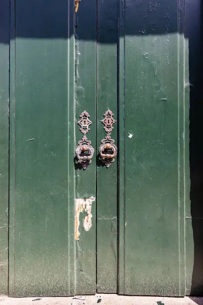 Europa Portugalia Caminha Zardzewiały Metal Ciągnie Stare Zielone Drzwi — Zdjęcie stockowe