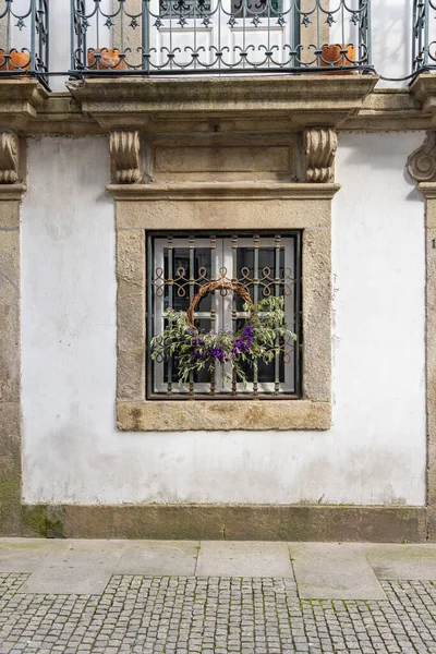 포르투갈 비아나 카스텔 창문에 꽃들이 — 스톡 사진