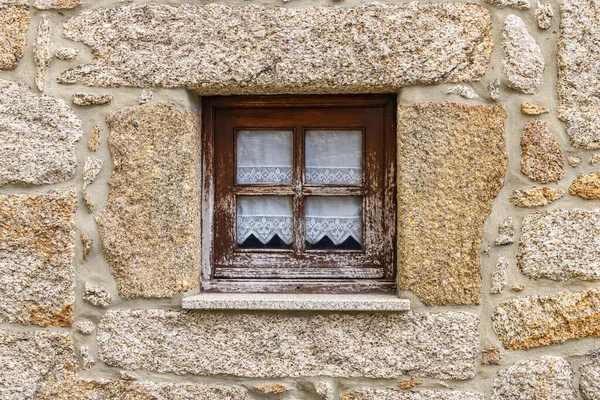 Europa Portugalia Soajo Koronkowe Zasłony Oknie Kamiennej Ścianie — Zdjęcie stockowe