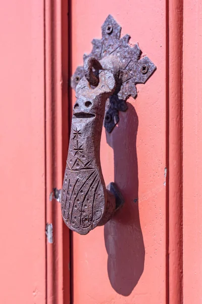 ヨーロッパ ポルトガル オビドス 赤いドアの古い錆びたドアのノッカー — ストック写真