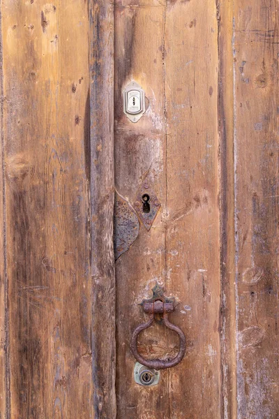 Європа Португалія Лісабон Поіржавілий Метал Тягне Старі Дерев Яні Двері — стокове фото