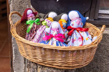 Avrupa, Portekiz, Monsanto. Satılık el yapımı bebekler..