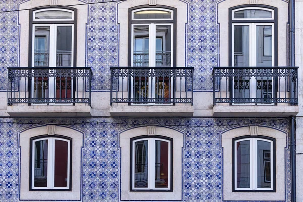 포르투갈 리스본 건물에 전형적 세라믹 타일인 파란색 흰색아 — 스톡 사진